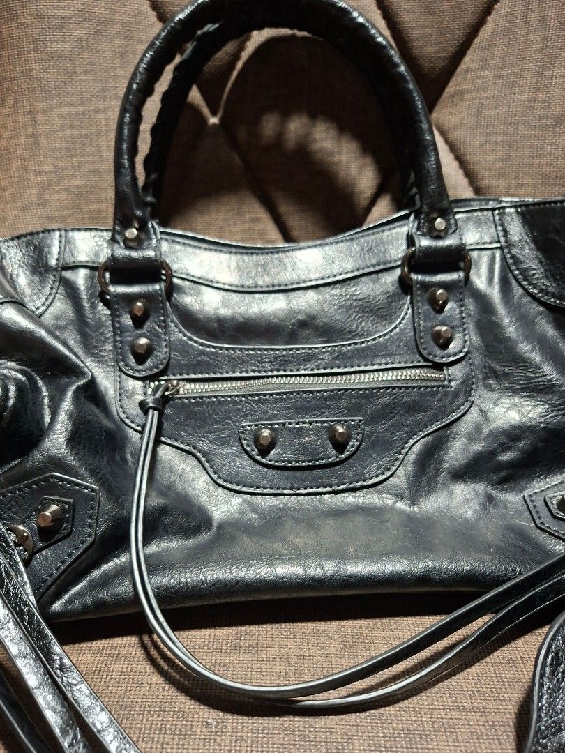 JANDRESS Vintage Rivet Handbag (Category: Cross-body Bags) located in Makati City. Submitted by paudeclutters (Listing ID 1470181900, Image 3). Description: - used once - with dustbag - 40*10*25 - approx weight: 790g - oil waxed leather - from China.