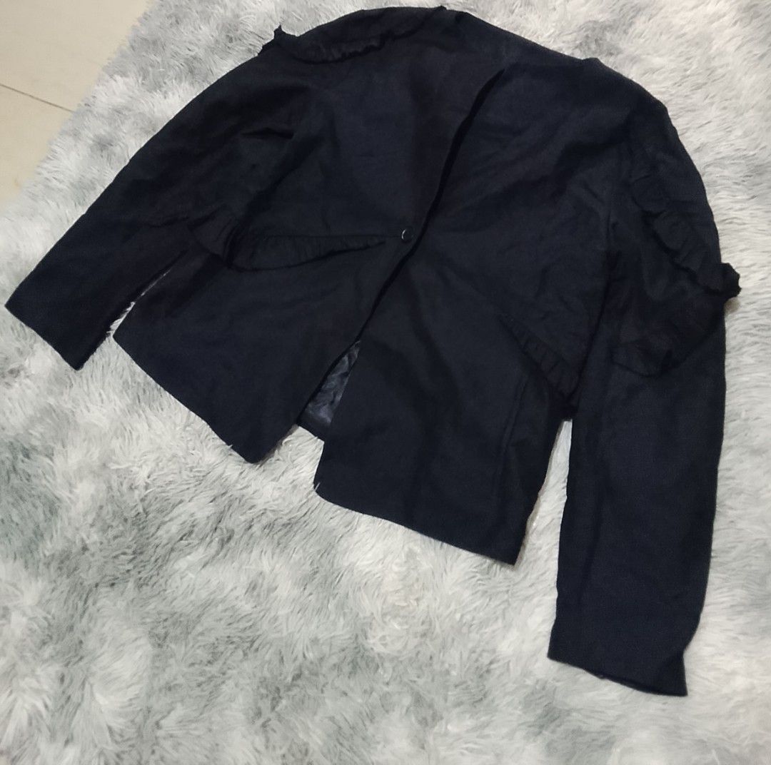 Jil sander blazer size 38 S-M (Category: Coats, Jackets and Outerwear) located in Davao. Submitted by thevintagehunterdvo (Listing ID 1470165290, Image 1). Description: Width 19 Length 24.