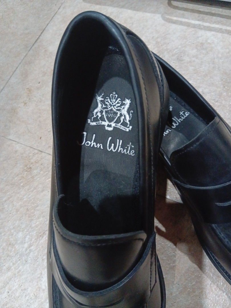 John White Downey Black Polished Leather Penny (Category: Casual Shoes) located in Caloocan City. Submitted by hariel_beverly_onlineshop (Listing ID 1470283065, Image 2). Description: These shoes feature premium polished calf leather, traditional apron stitch detailing, and a classic "beef-roll" penny saddle design across the vamp. The interior includes a cushioned, leather-padded insole stamped with the heritage John White crest and branding..