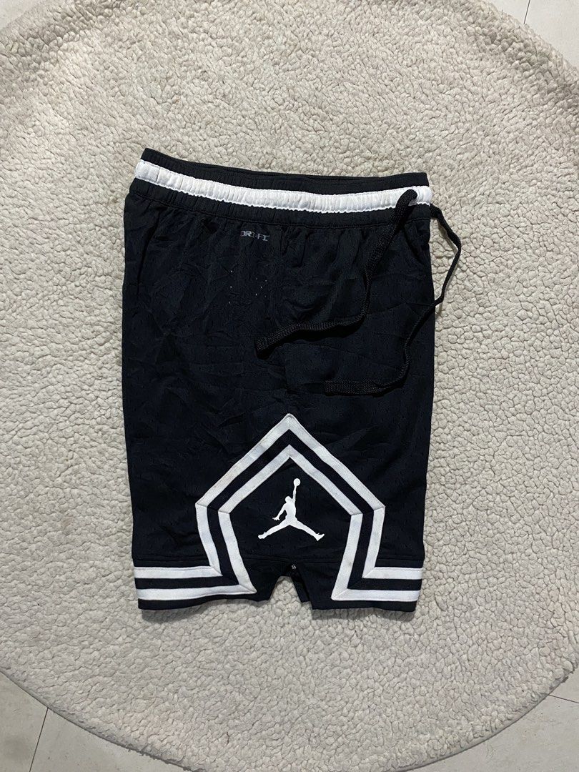 Jordan 💎 (Category: Shorts) located in Cebu City. Submitted by sharksmile (Listing ID 1464030359, Image 3). Description: Jordan Diamond 🔸size: small ang dalawa aspack 🔸waistline:26-30 🔸length: 18 🔸💯 Authentic legit 🔸as new condition 🔸2.5k ship via JnT.