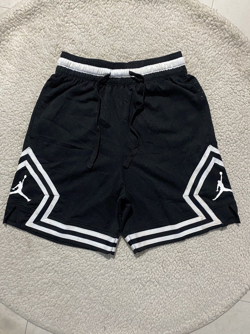 Jordan 💎 (Category: Shorts) located in Cebu City. Submitted by sharksmile (Listing ID 1464030359, Image 2). Description: Jordan Diamond 🔸size: small ang dalawa aspack 🔸waistline:26-30 🔸length: 18 🔸💯 Authentic legit 🔸as new condition 🔸2.5k ship via JnT.
