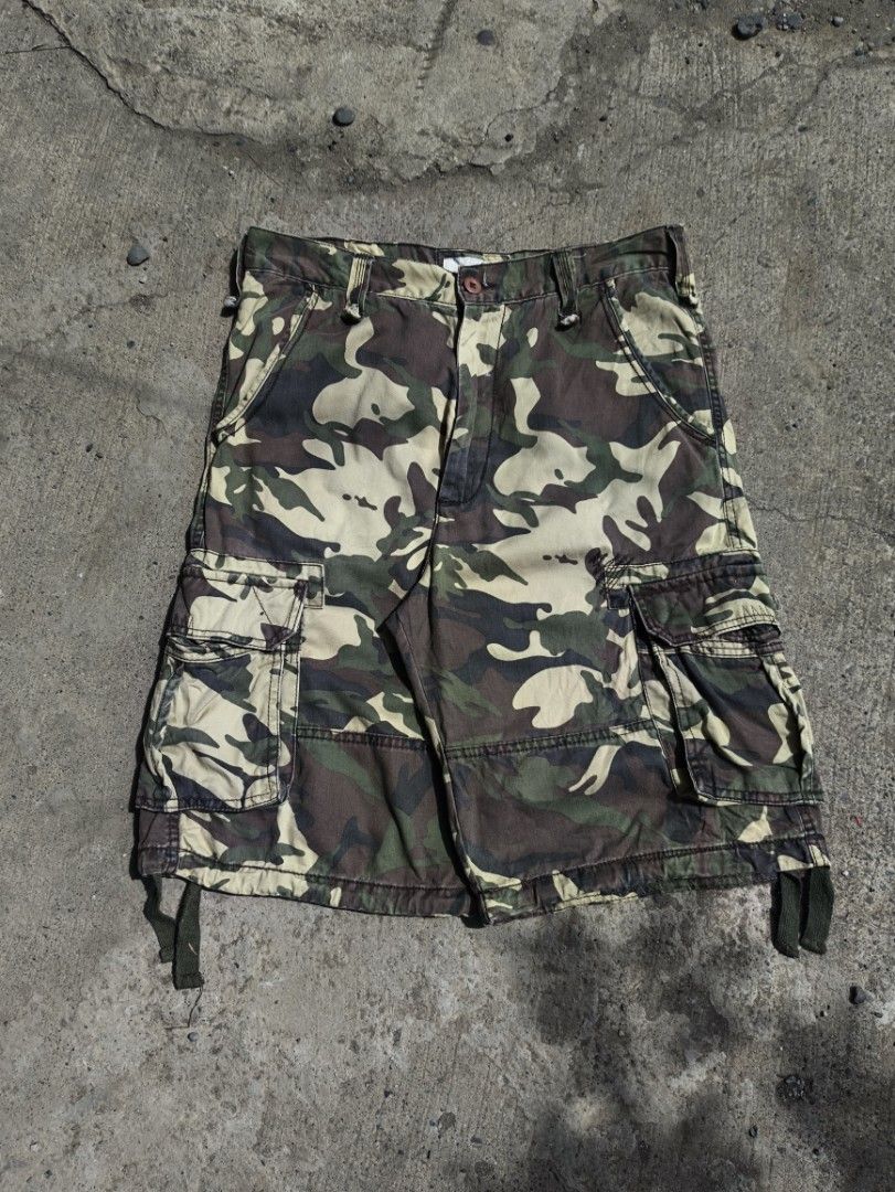 Jordan Craig Camo Cargo Shorts (Category: Shorts) located in Manila. Submitted by maryaganda (Listing ID 1470167287, Image 1). Description: - Brand: Jordan Craig - Design: Camouflage (Green, Brown, Tan) - Material: Heavyweight cotton twill - Pockets: Multiple utility pockets on sides and back - Details: Branded button closure, interior waist label, adjustable drawstring leg hems - Condition: Great streetwear staple for warm weather.