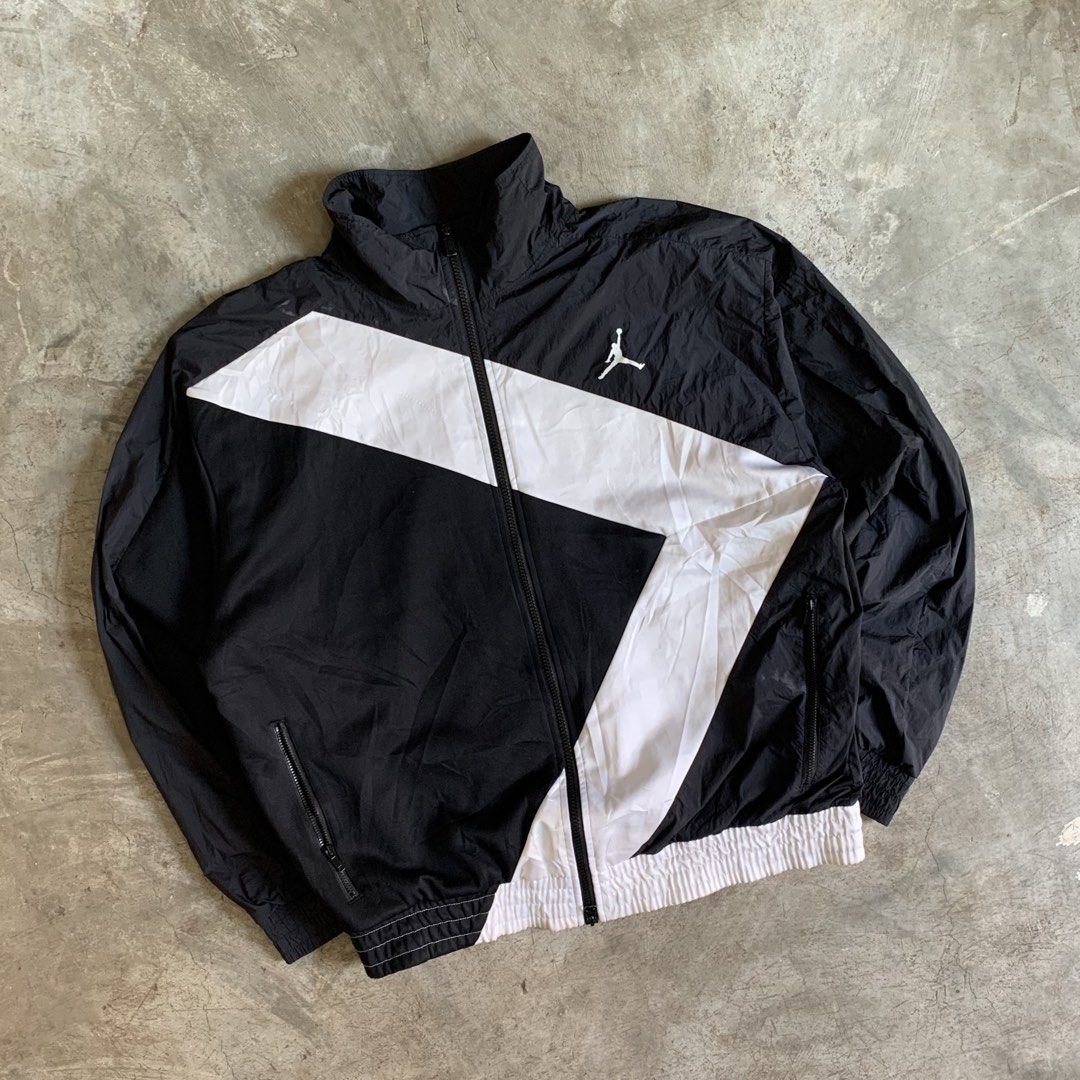 Jordan Diamond Windbreaker Jacket (Category: Vintage Collectibles) located in Manila. Submitted by emplysthrift. (Listing ID 1470282705, Image 2). Description: Width "27 Length "28 Excellent Condition Colorrate: 9.7/10 Flaws: discolorations / minor dot stain/ part yellowish needwash Unli vouchers/vc for safe transactions 📲 Location: Laspinas City, Metro Manila, Brngy Talon Uno. 📍 DM IF INTERESTED📥 - Brand: Jordan - Color: Black and white with 