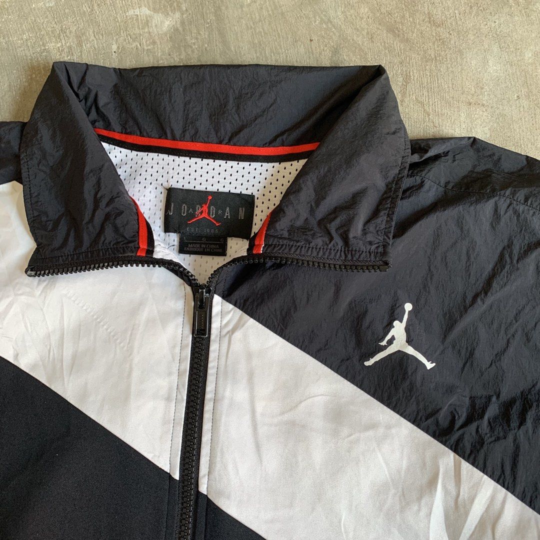 Jordan Diamond Windbreaker Jacket (Category: Vintage Collectibles) located in Manila. Submitted by emplysthrift. (Listing ID 1470282705, Image 3). Description: Width "27 Length "28 Excellent Condition Colorrate: 9.7/10 Flaws: discolorations / minor dot stain/ part yellowish needwash Unli vouchers/vc for safe transactions 📲 Location: Laspinas City, Metro Manila, Brngy Talon Uno. 📍 DM IF INTERESTED📥 - Brand: Jordan - Color: Black and white with 