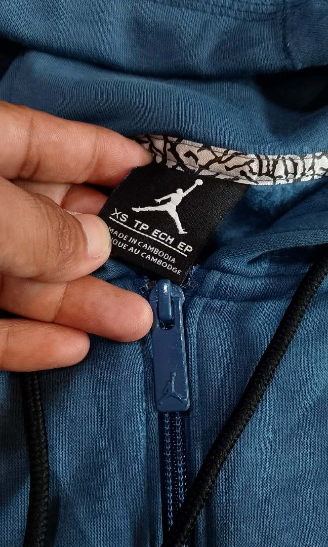 Jordan zipper hoodie jacket (Category: Coats, Jackets and Outerwear) located in Alburquerque. Submitted by ayrelieonlineshop (Listing ID 1470249204, Image 3). Description: Jordan zipper hoodie jacket size xs dimensions W-19 L-27 very excellent condition no pinhole or punit 9.5/10 color rate.