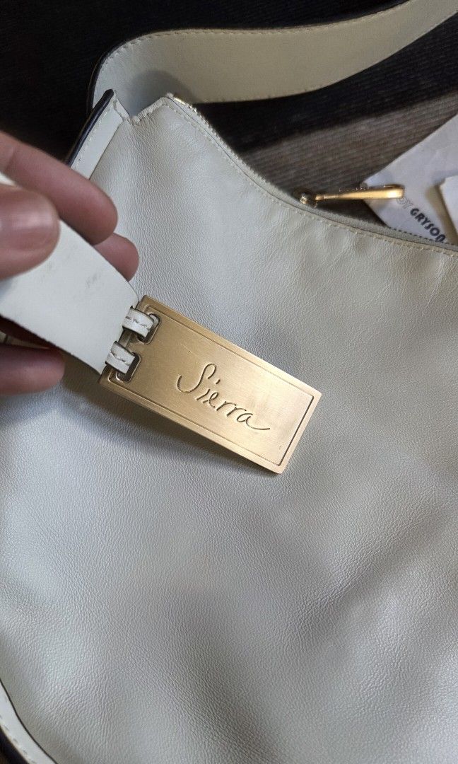 Joy gryson sierra bag (Category: Cross-body Bags) located in Pagudpud. Submitted by jmpascual044757 (Listing ID 1470168634, Image 2). Description: 100% original!! personal preloved very minimal sign of usage! pristine condition no flaws pass sa maarte pass sa barat no free sf pls initially posted for 1200.