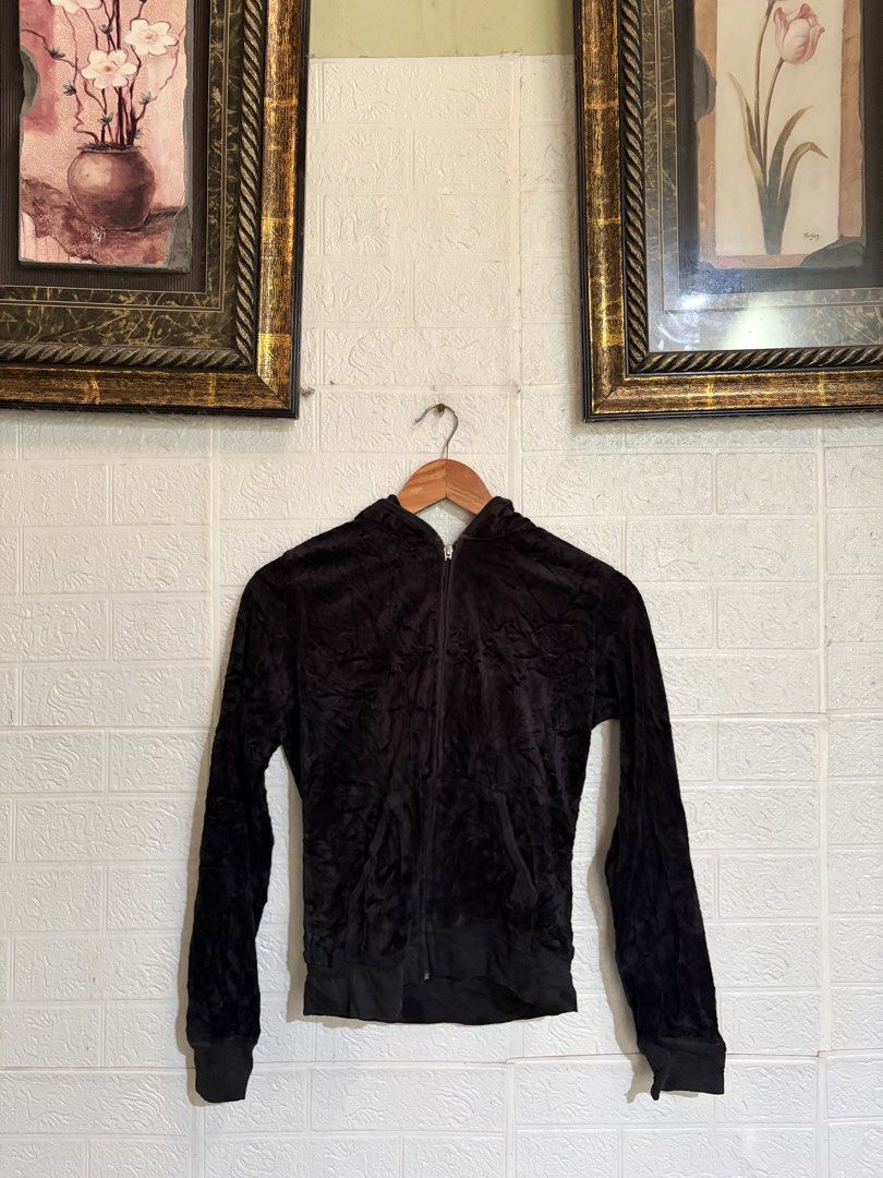 juicy couture (Category: Coats, Jackets and Outerwear) located in Santa Rosa. Submitted by jeremydeas56388 (Listing ID 1470186658, Image 2). Description: size large on tag fit small to medium issue handle zipper.