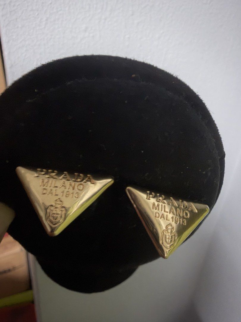 K18 Earrings Prada (Category: Announcements) located in Makati City. Submitted by lynrtw (Listing ID 1470296342, Image 1). Description: Like New Big Size Makati Cityhall Fixed Price 2.58 grams Prada pawnable .