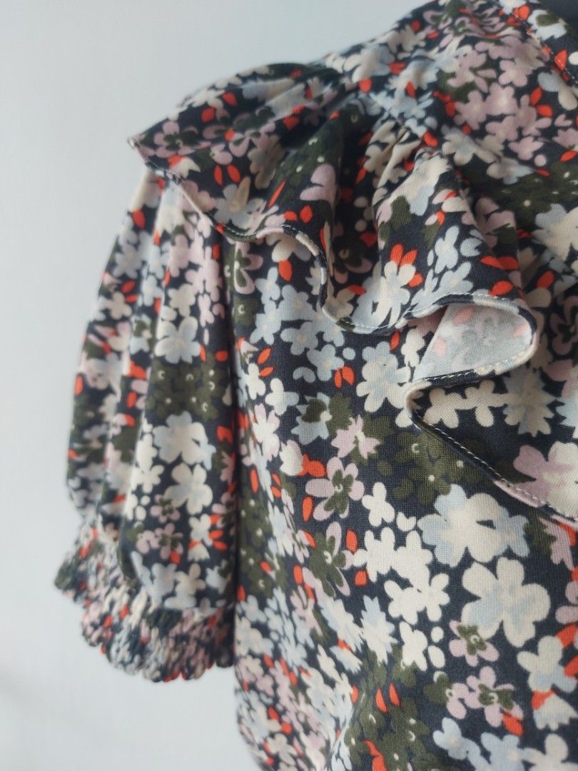KAMISETA (Category: Blouses) located in Caloocan City. Submitted by fimanuel (Listing ID 1470267421, Image 3). Description: a charming , lightweight blouse flattering V-neckline size Large brand Kamiseta preloved.