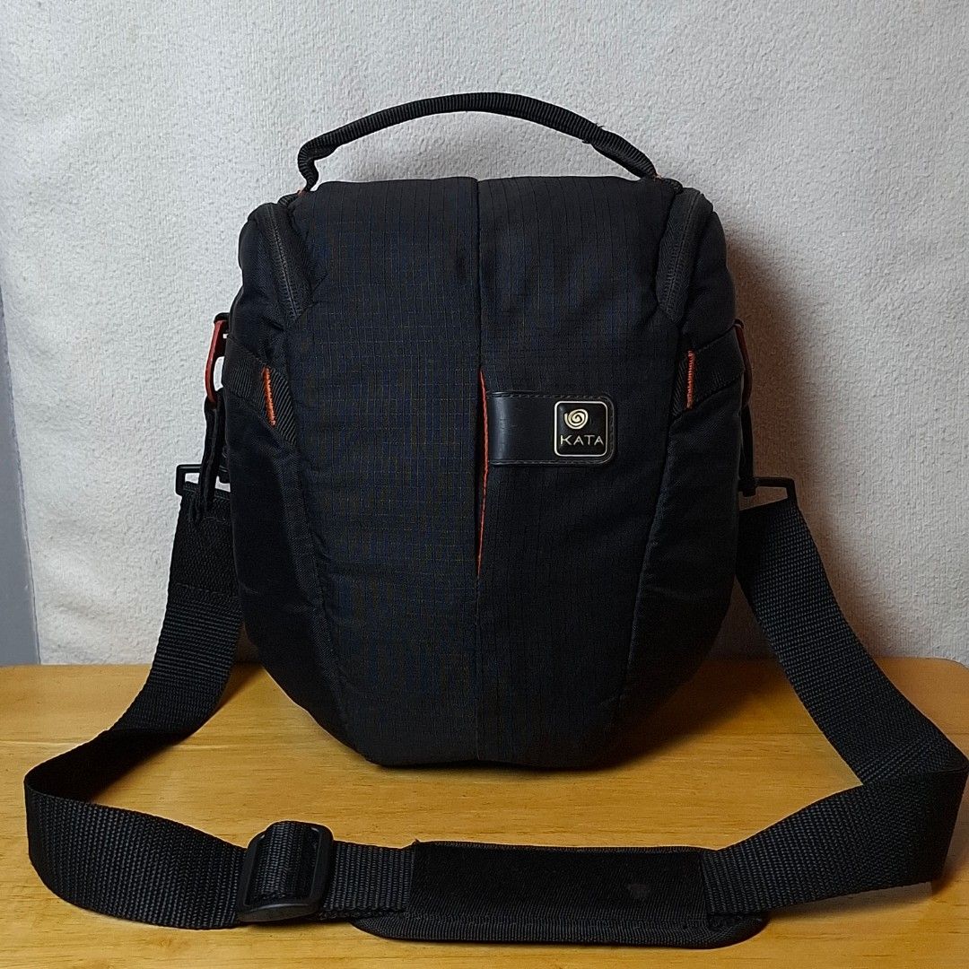 Kata Access H-14 PL Holster (Category: Camera Bags & Carriers) located in Baguio. Submitted by kathuu27 (Listing ID 1470295628, Image 1). Description: Kata Access H-14 PL Holster 23.0 x 14.0 x 24.5 cm Fits a camera body with an attached standard zoom kit lens (16-35mm) Sign of usage Not faded Baguio City Based (open for dropping/meet-up) Outside Baguio - Payment First Shipping +SF Courier: Jnt.