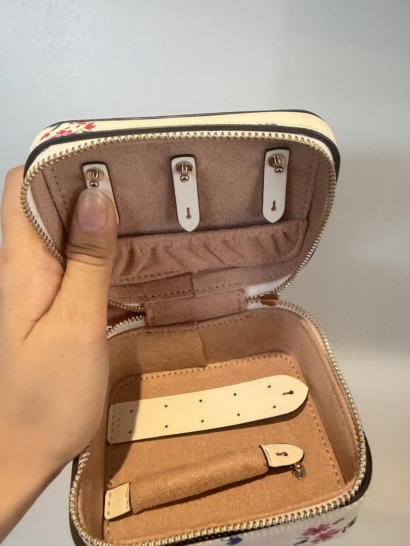 Kate spade jewelry box (Category: Accessory Holder, Box & Organizers) located in Quezon City. Submitted by destashingmycloset (Listing ID 1470252324, Image 2). Description: .