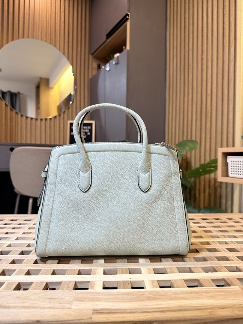 Kate Spade Knott satchel (Category: Luxury Bags & Wallets) located in Pasig City. Submitted by mandks (Listing ID 1470168897, Image 3). Description: Kate Spade Knott satchel 9.5/10 - super pretty in persooon 🫶🏼 Double compartment Interior slip pocket Comes with an adjustable strap See last 2 photos for size reference ₱3,900 + shipping fee.