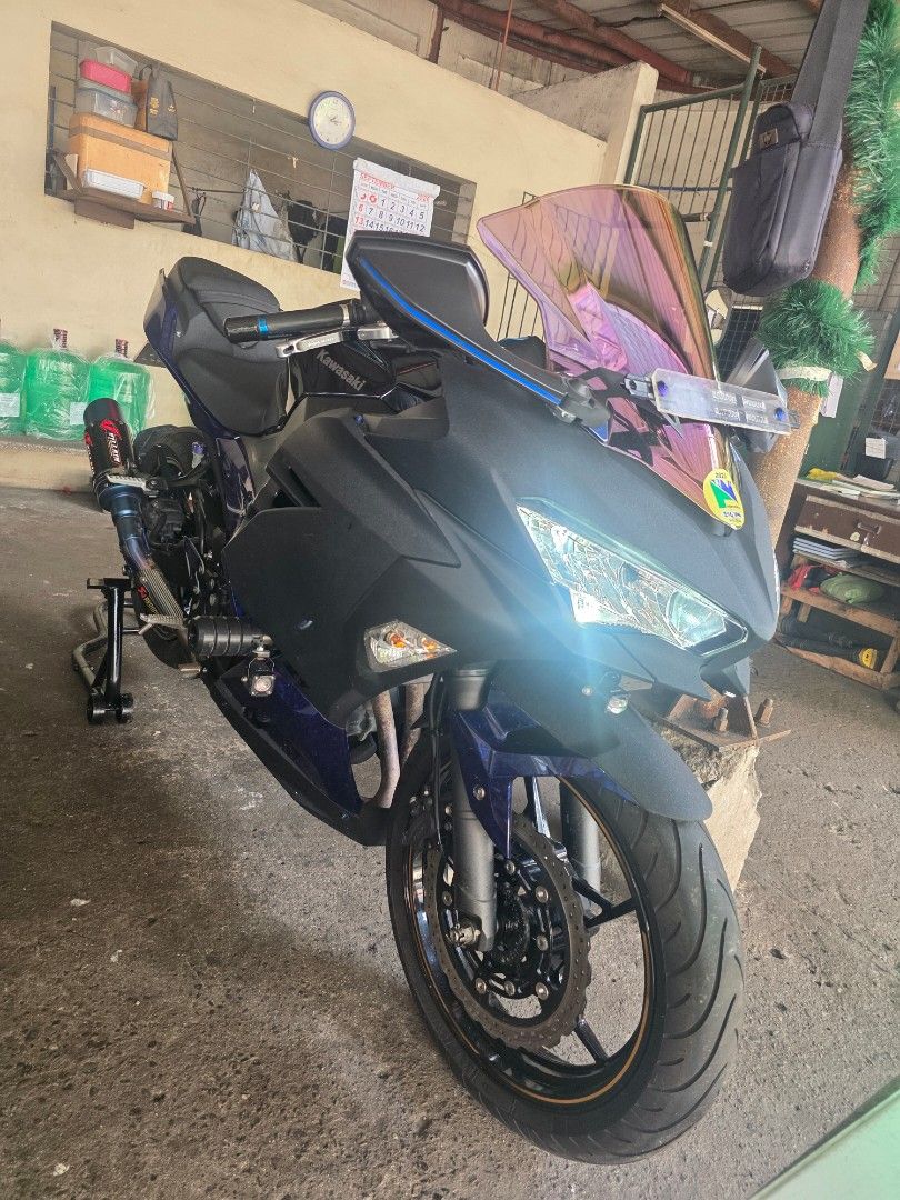 Kawasaki Ninja 400 (Category: Motorbikes for Sale) located in Quezon City. Submitted by daniel081790 (Listing ID 1470285970, Image 1). Description: Selling: Ninja 400 (First owned) Year Model: 2022 Price: 235k (Slight Nego) Color: Gray Plate ending **6 ODO: 13*** Location: (Pick up only for safety purposes) QC, Batasan Area/valenzuela No accident history 3yrs casa maintained Newly changed oil from Zero1 fairview (less than 50km of use after) (May