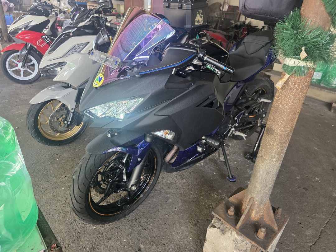 Kawasaki Ninja 400 (Category: Motorbikes for Sale) located in Quezon City. Submitted by daniel081790 (Listing ID 1470285970, Image 3). Description: Selling: Ninja 400 (First owned) Year Model: 2022 Price: 235k (Slight Nego) Color: Gray Plate ending **6 ODO: 13*** Location: (Pick up only for safety purposes) QC, Batasan Area/valenzuela No accident history 3yrs casa maintained Newly changed oil from Zero1 fairview (less than 50km of use after) (May