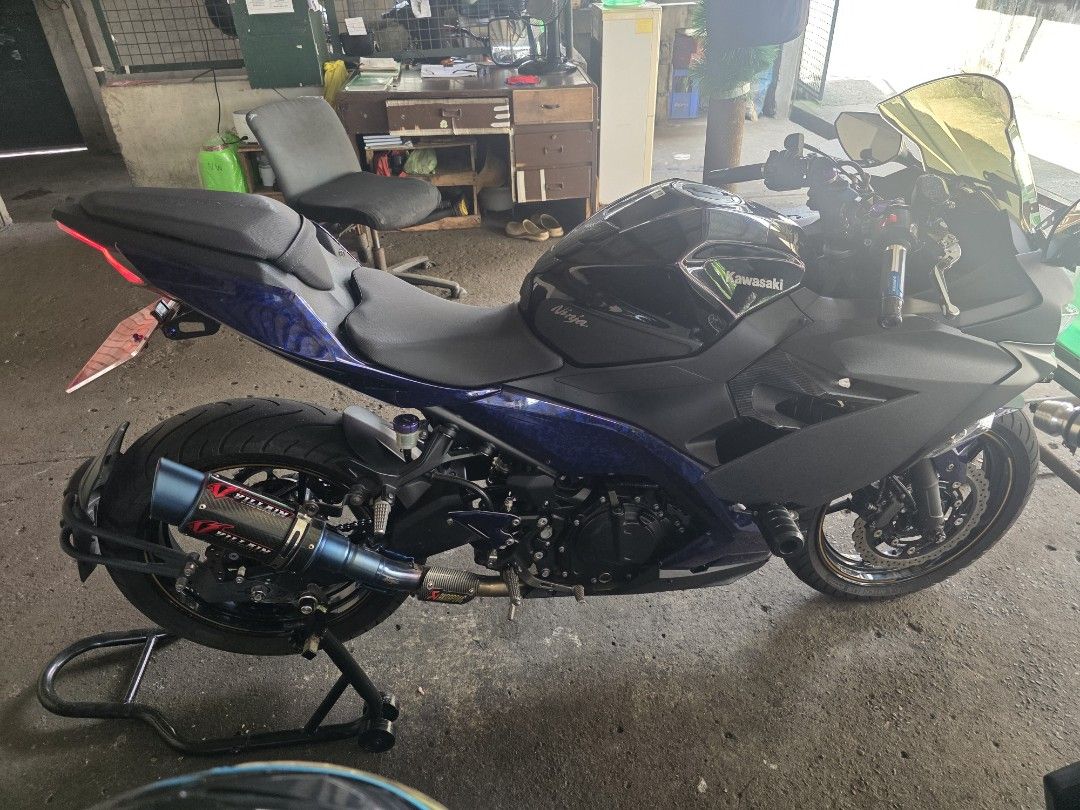 Kawasaki Ninja 400 (Category: Motorbikes for Sale) located in Quezon City. Submitted by daniel081790 (Listing ID 1470285970, Image 2). Description: Selling: Ninja 400 (First owned) Year Model: 2022 Price: 235k (Slight Nego) Color: Gray Plate ending **6 ODO: 13*** Location: (Pick up only for safety purposes) QC, Batasan Area/valenzuela No accident history 3yrs casa maintained Newly changed oil from Zero1 fairview (less than 50km of use after) (May