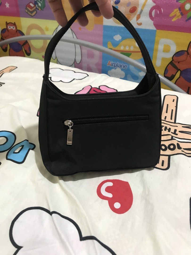 Kili bag (Category: Purses & Pouches) located in Balete No 2. Submitted by troyesybang (Listing ID 1470182831, Image 2). Description: Small nylon Kili bag No brand.
