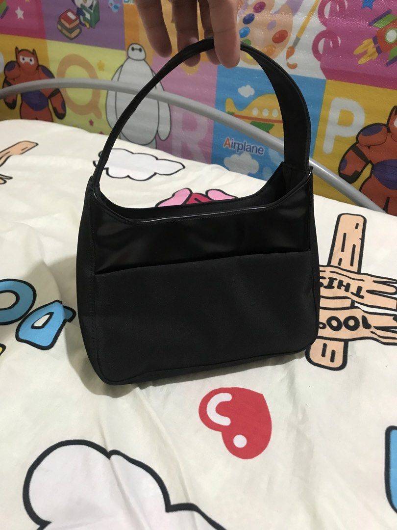 Kili bag (Category: Purses & Pouches) located in Balete No 2. Submitted by troyesybang (Listing ID 1470182831, Image 3). Description: Small nylon Kili bag No brand.