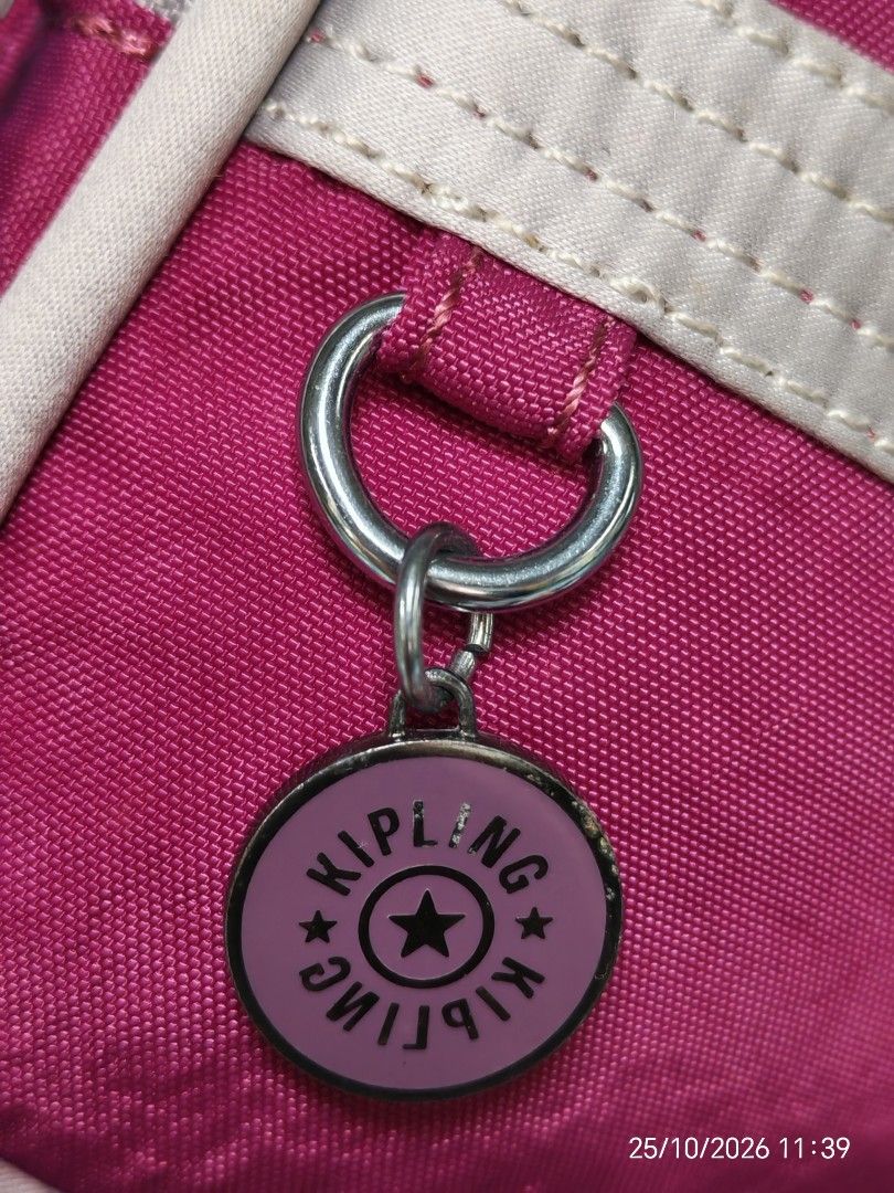 Kipling (Category: Sling Bags) located in Shah Alam. Submitted by begbundle17_bb17 (Listing ID 1470348250, Image 3). Description: beg cun size s cuma puller zip ade rase lekit skit.