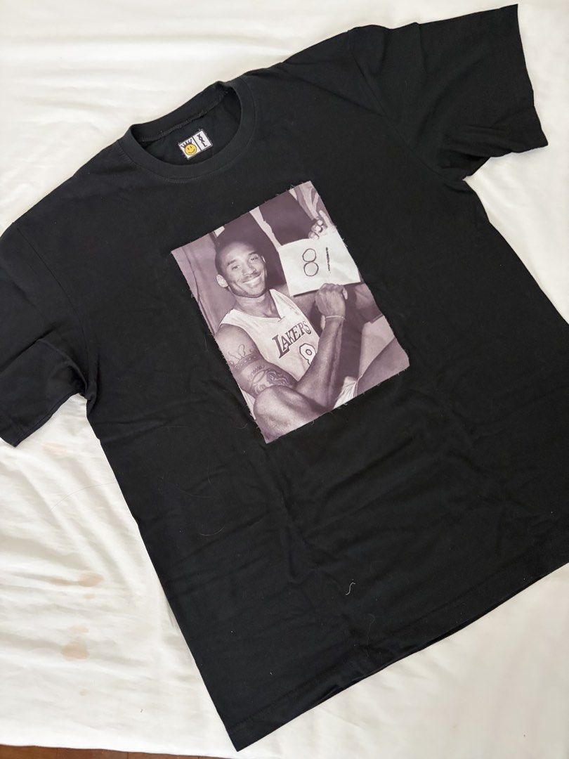 Kobe Bryant 81 Lakers Graphic T-Shirt (Category: Tshirts & Polo Shirts ) located in Las Pinas. Submitted by thriftedfinds_ (Listing ID 1470310708, Image 1). Description: - Color: Black - Design: Kobe Bryant in Lakers jersey with 81 sign graphic - Detail: Unique raw-edge fabric patch print on the chest - Fit: Short sleeves, crew neck, Size XXL - Special Feature: Smiley face logo on the inside collar tag.