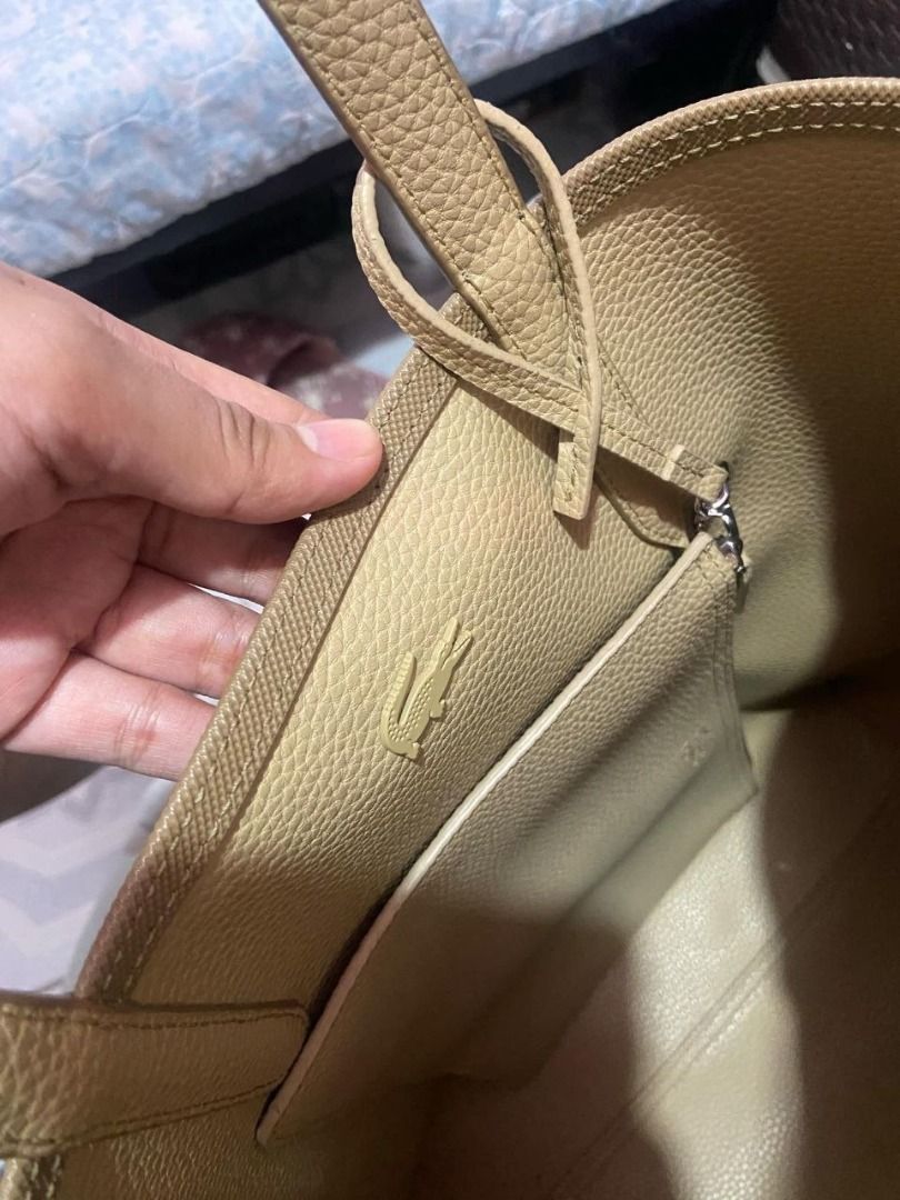 LACOSTE reversible tote bag (Category: Tote Bags) located in Floridablanca. Submitted by declutterwithmeee.218 (Listing ID 1470202056, Image 3). Description: .