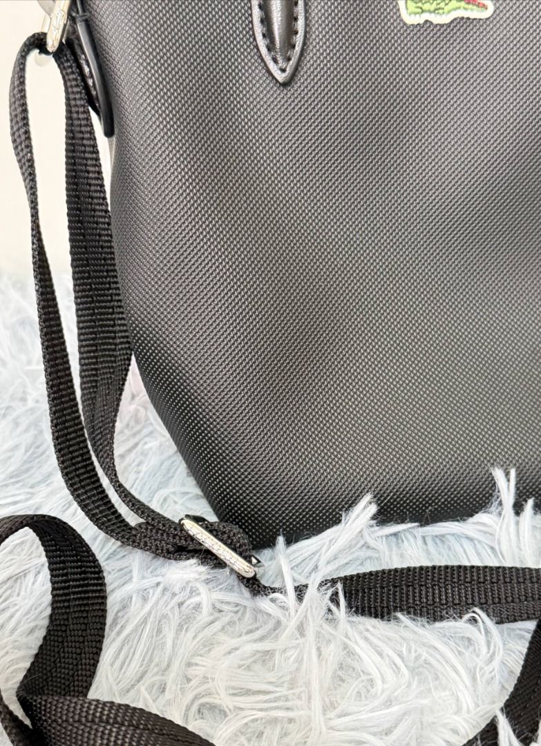 LACOSTE sling bag original (Category: Cross-body Bags) located in Floridablanca. Submitted by declutterwithmeee.218 (Listing ID 1470184380, Image 2). Description: .