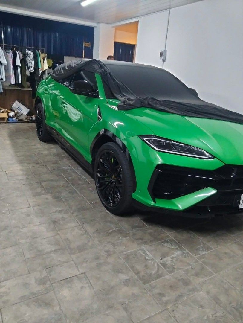 Lamborghini Urus URUS SE Plug in Hybrid Auto (Category: New Cars) located in Caloocan City. Submitted by swiftwater_9c01d6 (Listing ID 1470250014, Image 2). Description: FOR SALE | 2026 LAMBORGHINI URUS SE PLUG-IN HYBRID Color: Green Mileage: 2,492 KM Acquired: July 2025 from PGA PPF installed by Second Skin Near-new condition with Lamborghini's 800 CV plug-in hybrid powertrain. A rare opportunity to own the latest-generation Urus SE with excepti