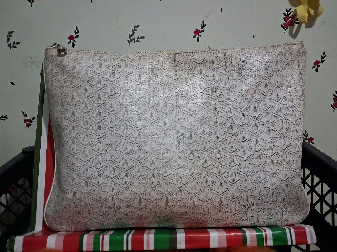 Large POUCH/CLUTCH (Category: Looking For) located in Hinigaran. Submitted by faye_fab02 (Listing ID 1470270024, Image 3). Description: .