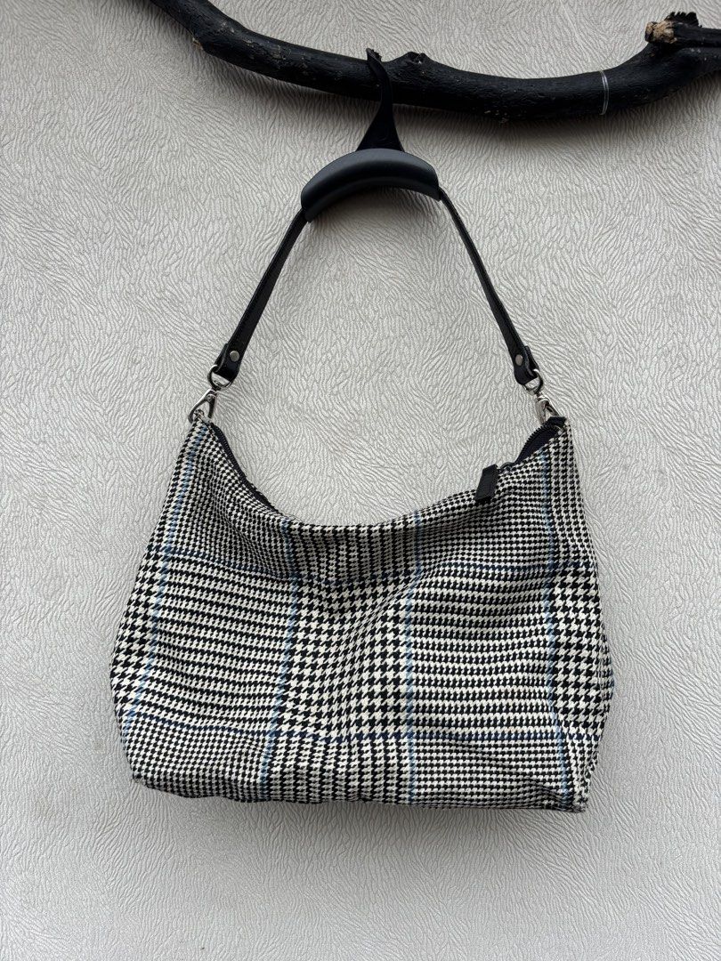 Lauren Ralph Lauren Handbags (Category: Shoulder Bags) located in Baybay. Submitted by thrift.ed2023 (Listing ID 1470145805, Image 2). Description: Lauren Ralph Lauren Handbags Issue -Sign of Usage Excellent Condition.