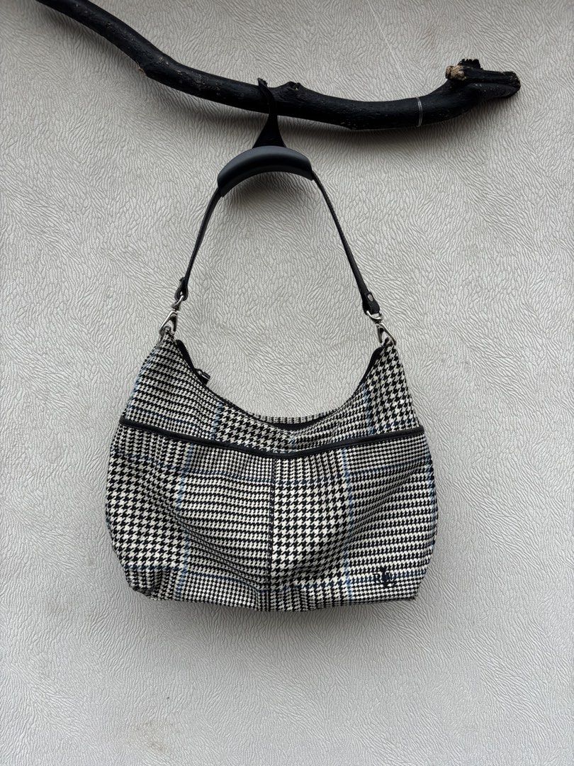 Lauren Ralph Lauren Handbags (Category: Shoulder Bags) located in Baybay. Submitted by thrift.ed2023 (Listing ID 1470145805, Image 1). Description: Lauren Ralph Lauren Handbags Issue -Sign of Usage Excellent Condition.