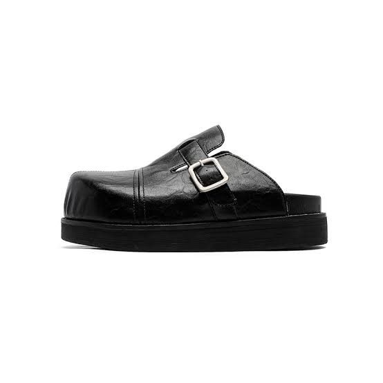 Leather clogs Mules (Category: Activewear) located in Calamba. Submitted by thrifthstlrs (Listing ID 1470217557, Image 1). Description: .
