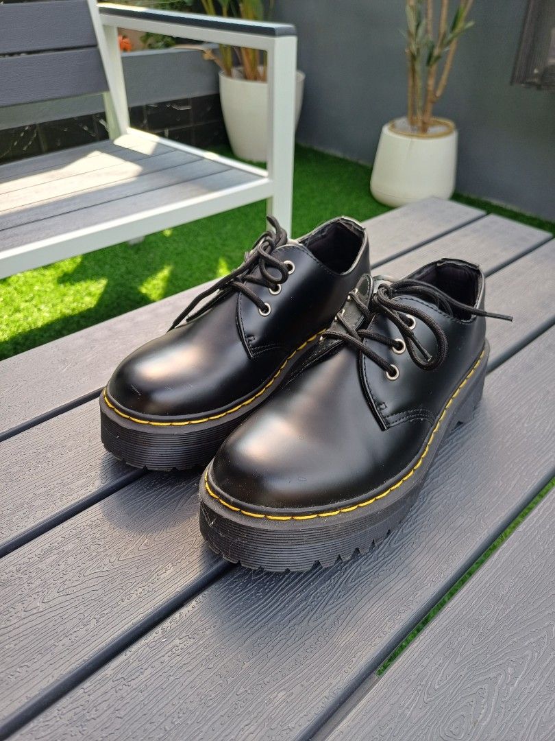Leather Loafers Unisex (Category: Shoe inserts) located in Angono. Submitted by nobizniz (Listing ID 1470194475, Image 2). Description: size : 39 used twice with scratch (check photos) bought from orange app for Php1,327.