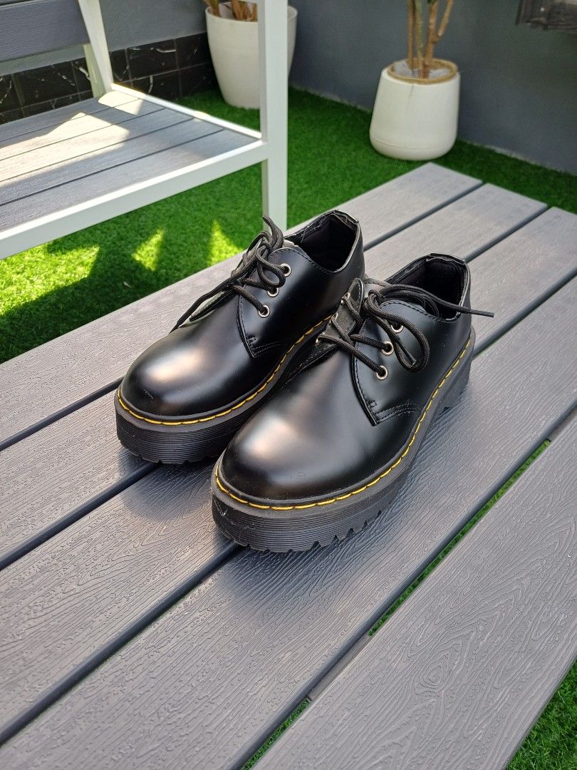 Leather Loafers Unisex (Category: Shoe inserts) located in Angono. Submitted by nobizniz (Listing ID 1470194475, Image 1). Description: size : 39 used twice with scratch (check photos) bought from orange app for Php1,327.