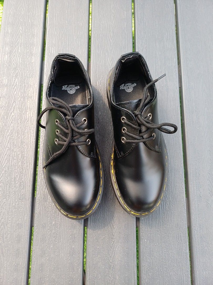 Leather Loafers Unisex (Category: Shoe inserts) located in Angono. Submitted by nobizniz (Listing ID 1470194475, Image 3). Description: size : 39 used twice with scratch (check photos) bought from orange app for Php1,327.