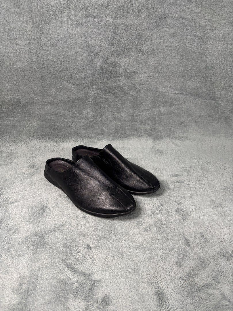 Leather Slip-on (Category: Casual Shoes) located in Pasay City. Submitted by thepaircollective (Listing ID 1470264975, Image 2). Description: Size: US 11 Men | EU 44.5 | 27.5 cm Insole.