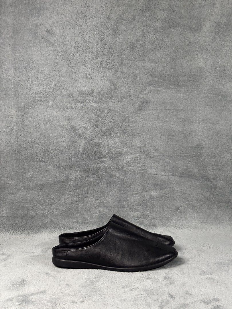 Leather Slip-on (Category: Casual Shoes) located in Pasay City. Submitted by thepaircollective (Listing ID 1470264975, Image 3). Description: Size: US 11 Men | EU 44.5 | 27.5 cm Insole.