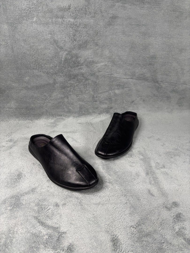 Leather Slip-on (Category: Casual Shoes) located in Pasay City. Submitted by thepaircollective (Listing ID 1470264975, Image 1). Description: Size: US 11 Men | EU 44.5 | 27.5 cm Insole.