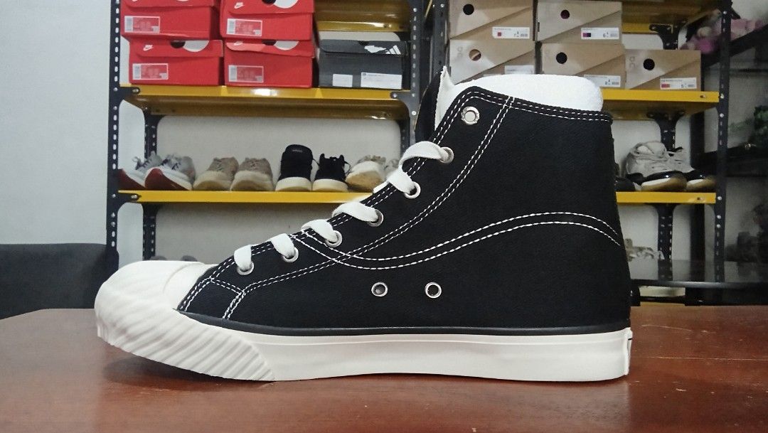 Lee Chuck Taylor Shoes (Category: Sneakers) located in Cainta. Submitted by wichaelthriftstall (Listing ID 1470314626, Image 1). Description: size 9 euro 42 location Cainta Rizal (Sto.Domingo) payment first before equipped rules. for meet up only dito lang po: Uncle John's Riverside Ortigas Extension near SM East Ortigas. mode of payment - gcash,maya, maribank,gotyme and more. mode of shipping - j&t,lalamove,joyride,grab,angkas padala, jrs, LBC a