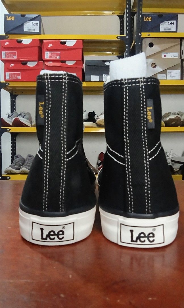 Lee Chuck Taylor Shoes (Category: Sneakers) located in Cainta. Submitted by wichaelthriftstall (Listing ID 1470314626, Image 3). Description: size 9 euro 42 location Cainta Rizal (Sto.Domingo) payment first before equipped rules. for meet up only dito lang po: Uncle John's Riverside Ortigas Extension near SM East Ortigas. mode of payment - gcash,maya, maribank,gotyme and more. mode of shipping - j&t,lalamove,joyride,grab,angkas padala, jrs, LBC a