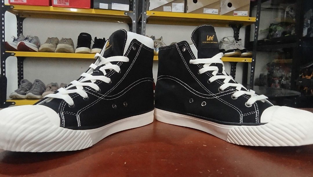 Lee Chuck Taylor Shoes (Category: Sneakers) located in Cainta. Submitted by wichaelthriftstall (Listing ID 1470314626, Image 2). Description: size 9 euro 42 location Cainta Rizal (Sto.Domingo) payment first before equipped rules. for meet up only dito lang po: Uncle John's Riverside Ortigas Extension near SM East Ortigas. mode of payment - gcash,maya, maribank,gotyme and more. mode of shipping - j&t,lalamove,joyride,grab,angkas padala, jrs, LBC a