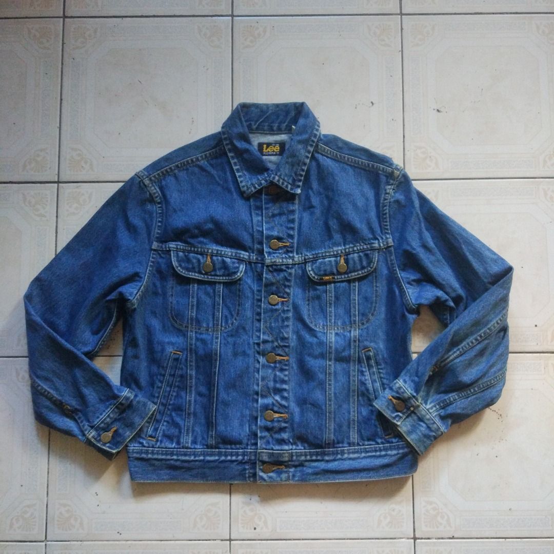 Lee Denim Jacket M (Category: Coats, Jackets and Outerwear) located in Pasay City. Submitted by denimdude.ph (Listing ID 1470257465, Image 1). Description: pin hole at shoulder, last pic.