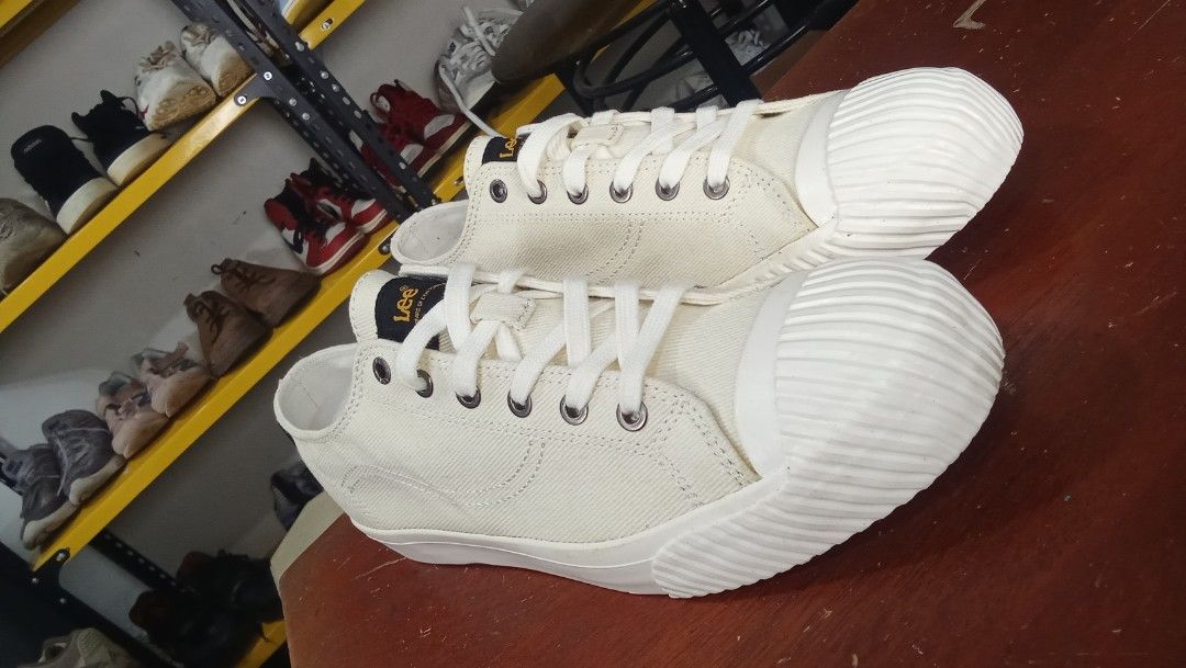 Lee Off Cream Low Cut Shoes (Category: Sneakers) located in Cainta. Submitted by wichaelthriftstall (Listing ID 1470316275, Image 2). Description: size 9 euro 43 location Cainta Rizal (Sto.Domingo) payment first before equipped rules. for meet up only dito lang po: Uncle John's Riverside Ortigas Extension near SM East Ortigas. mode of payment - gcash,maya, maribank,gotyme and more. mode of shipping - j&t,lalamove,joyride,grab,angkas padala, jrs, 