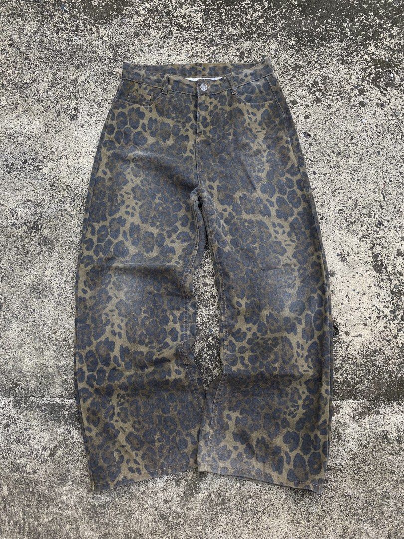 Leopard Print Wide Leg Denim Jeans (Category: Jeans) located in Alcala. Submitted by georgetorr31608 (Listing ID 1470178352, Image 1). Description: W32 Length 41 Hem11.