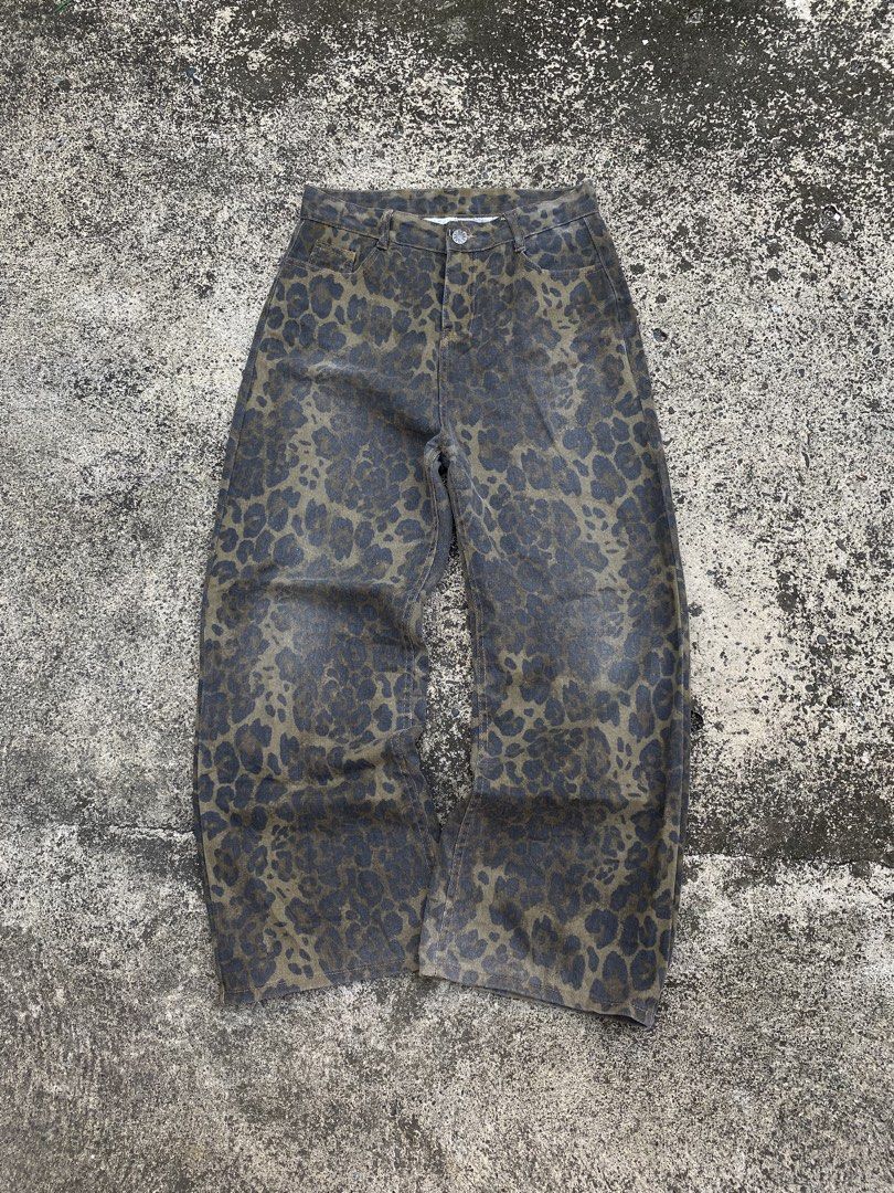 Leopard Print Wide Leg Denim Jeans (Category: Jeans) located in Alcala. Submitted by georgetorr31608 (Listing ID 1470178352, Image 2). Description: W32 Length 41 Hem11.