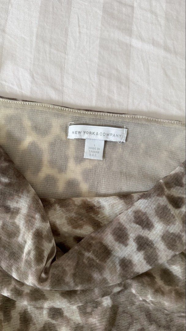 Leopard Sleeveless Top (Size Large) (Category: Sleeveless) located in Manila. Submitted by nic_declutters (Listing ID 1470163710, Image 3). Description: Leopard sleeveless top Clothing is stretchable Bought this for 3,600 Shipping shoulder by buyer📦.