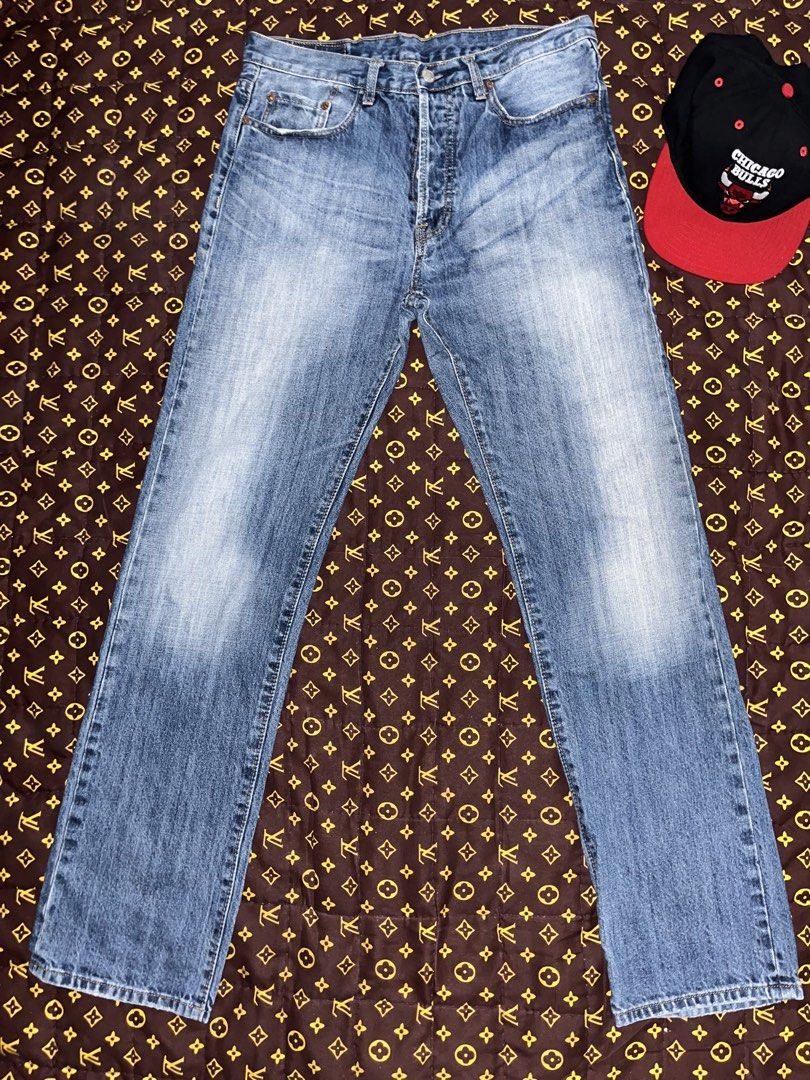 Levi's 501 Button-Fly Jeans (Category: Jeans) located in Manila. Submitted by becarria_thrift23 (Listing ID 1470250182, Image 1). Description: Features the iconic leather back patch, red tab, and printed pocket lining. Ship na sa 1k.