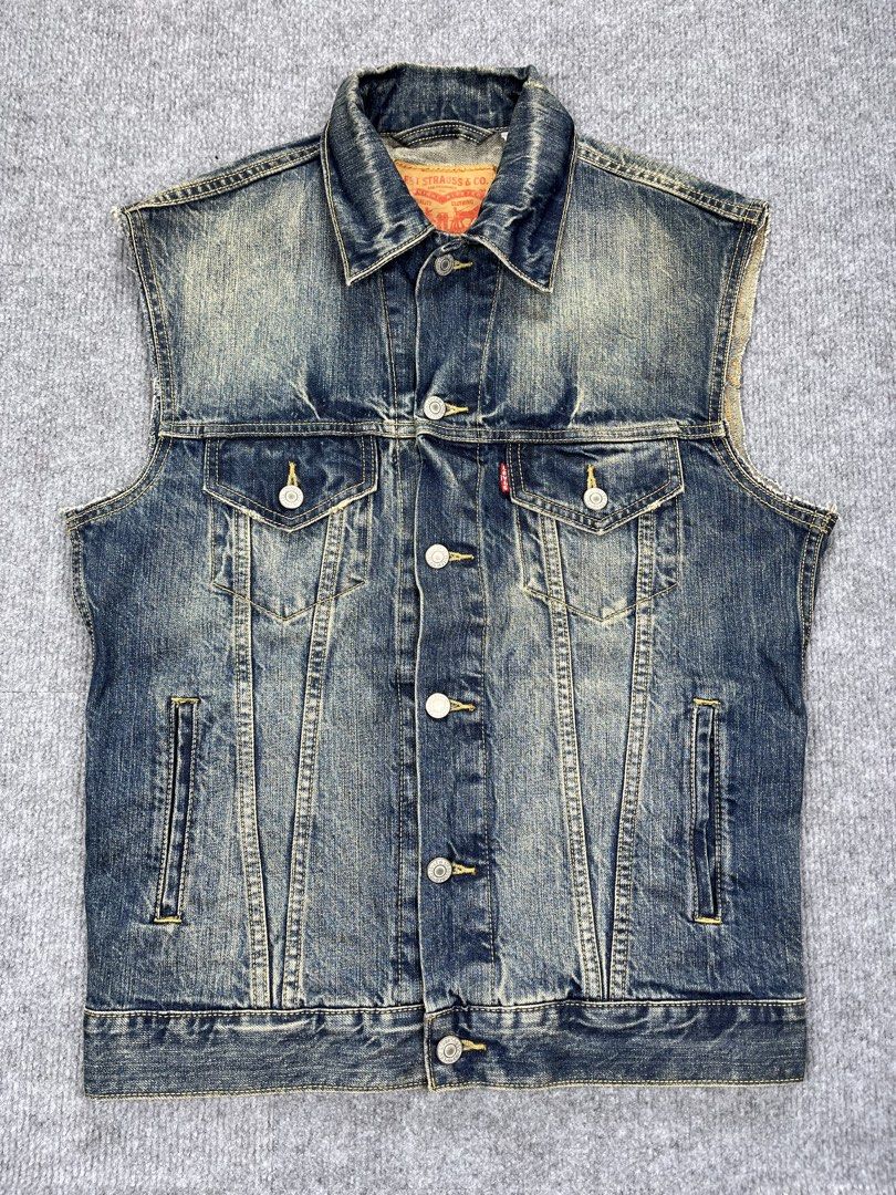 Levi’s Cutt-Off Sleeves Trucker (Category: Vests) located in Tayabas. Submitted by secondhand.stories.ph (Listing ID 1470219147, Image 1). Description: Levi’s Cutt-Off Sleeves Trucker Jacket Excellent Condition Small (20x25) 600 +SF.