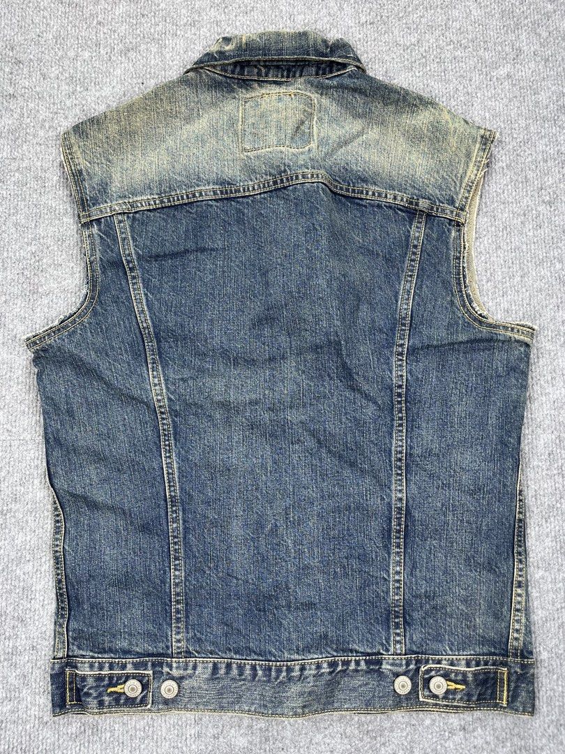 Levi’s Cutt-Off Sleeves Trucker (Category: Vests) located in Tayabas. Submitted by secondhand.stories.ph (Listing ID 1470219147, Image 2). Description: Levi’s Cutt-Off Sleeves Trucker Jacket Excellent Condition Small (20x25) 600 +SF.