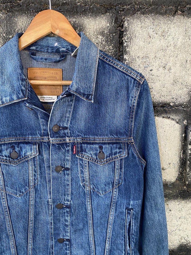 Levi’s Denim Jacket (Category: Coats, Jackets and Outerwear) located in Villaverde. Submitted by theluxurythrift.ph (Listing ID 1470190756, Image 2). Description: Wts Levi’s Denim Jacket Size Xsmall on Tag W 19 Inch L 23 Inch Excellent Condition 1399 + Sf.