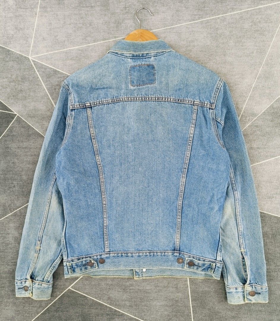 Levis Denim Jacket (Authentic) (Category: Coats, Jackets and Outerwear) located in Cebu City. Submitted by renzecamingay (Listing ID 1470237305, Image 2). Description: Levis Denim Jacket Verygood Condition Medium fit Width 21 Length 25.5 1250 Plus ship Only Thank you and GOD bless ☺️.