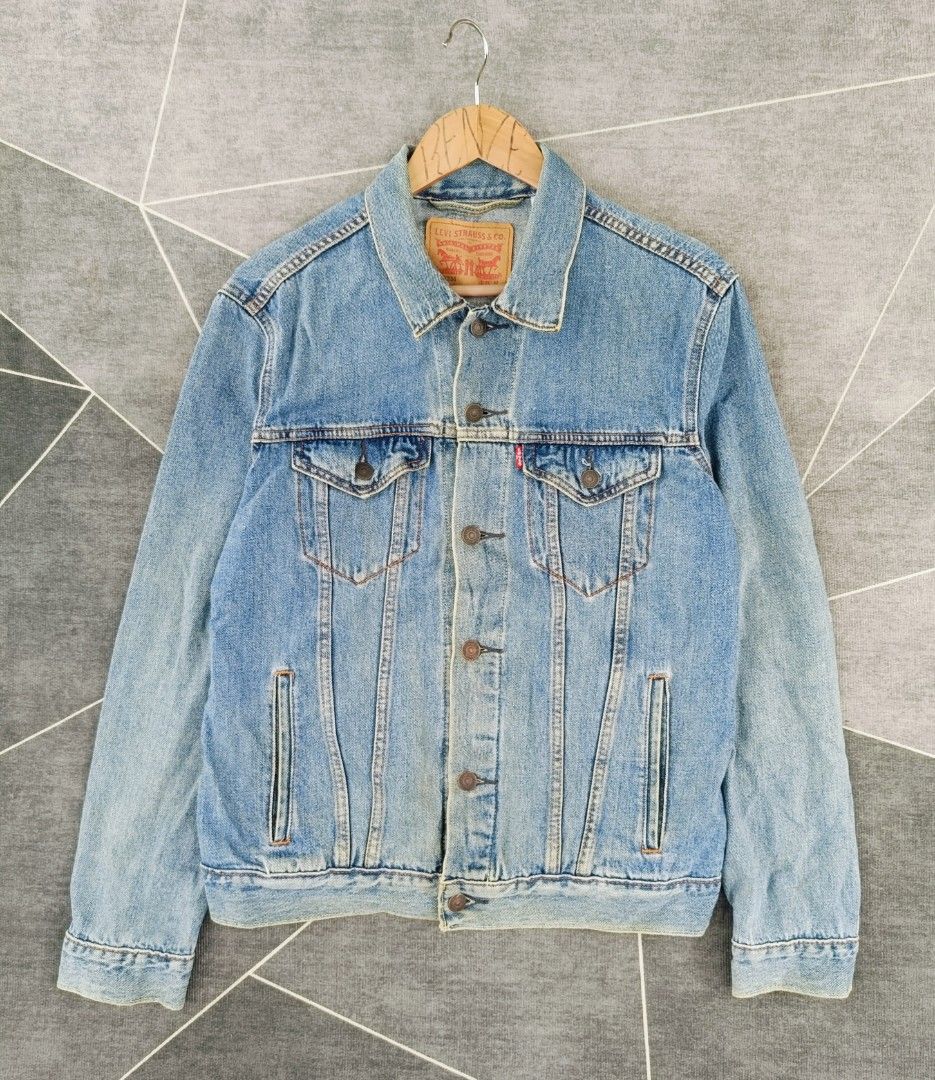 Levis Denim Jacket (Authentic) (Category: Coats, Jackets and Outerwear) located in Cebu City. Submitted by renzecamingay (Listing ID 1470237305, Image 1). Description: Levis Denim Jacket Verygood Condition Medium fit Width 21 Length 25.5 1250 Plus ship Only Thank you and GOD bless ☺️.